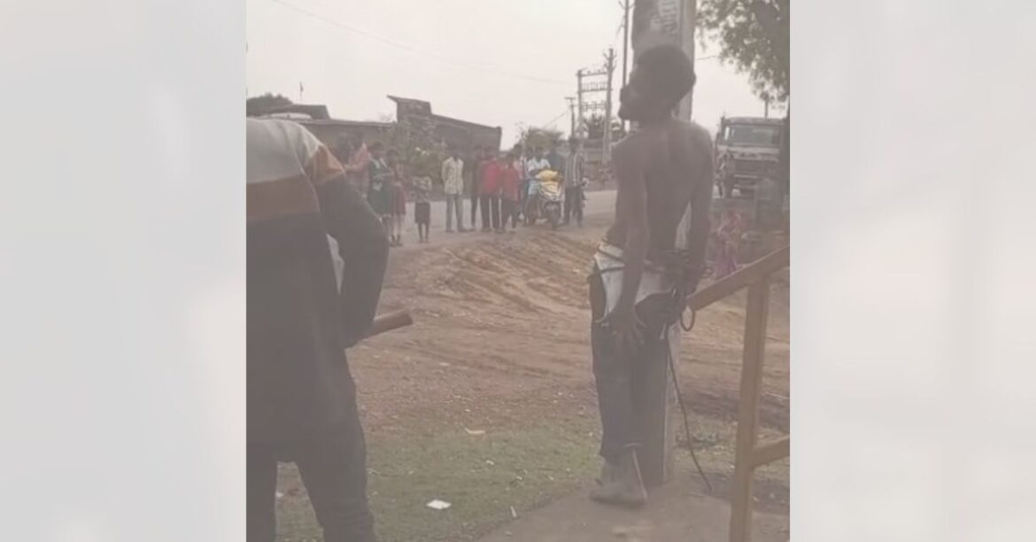 Thief caught red handed in Chaibasa and handed over to police by locals