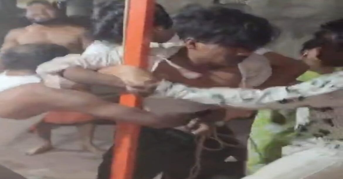 Locals catching a thief and tying him to a pole in Sidgora Jamshedpur