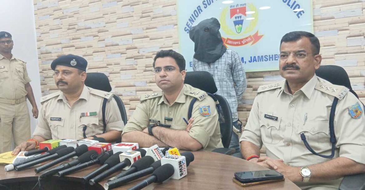 Police arrest a youth carrying an illegal weapon while traveling by auto towards Tatanagar Railway Station in Jamshedpur.