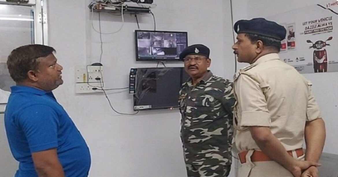 Theft incident at Hero Service Center in Karandih