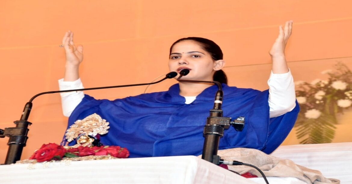 Jaya Kishori delivering spiritual katha in Jamshedpur describing devotion of Narsi Mehta