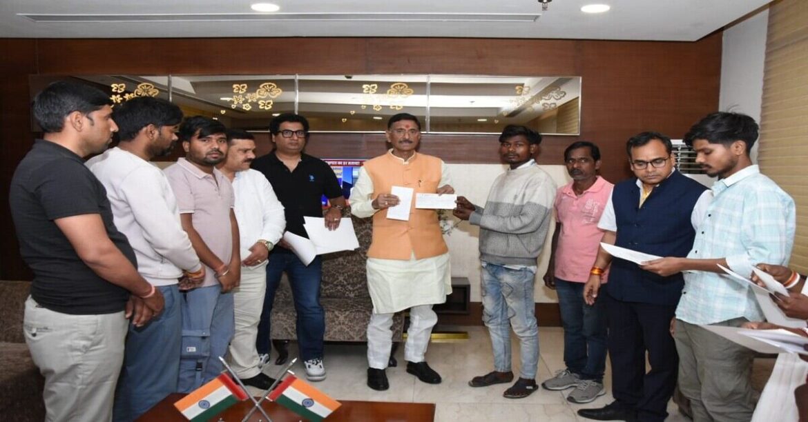 Union Minister Sanjay Seth handing over ₹20 lakh compensation cheque to families of workers killed in Sidharawali accident in Jharkhand