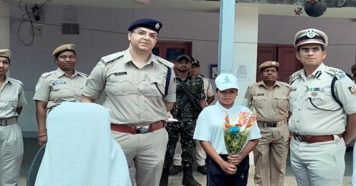 Saranda Naxalite Mongri Honhaga surrenders in Rourkela