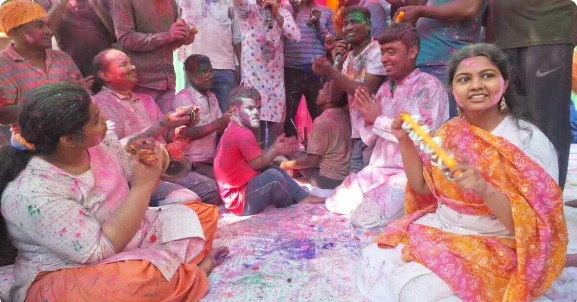 Palamu DC and SP dancing to manjira and jhal during Holi celebration