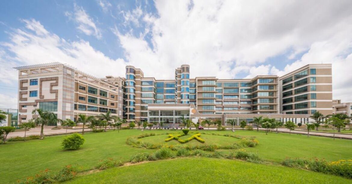 एक्सएलआरआइ जमशेदपुर ने वर्किंग प्रोफेशनल के लिए ब्लेंडेड पीजीडीएम 2026–28 में एडमिशन शुरू किए। बिजनेस, एचआर और फाइनेंस प्रोग्राम में आवेदन आमंत्रित।