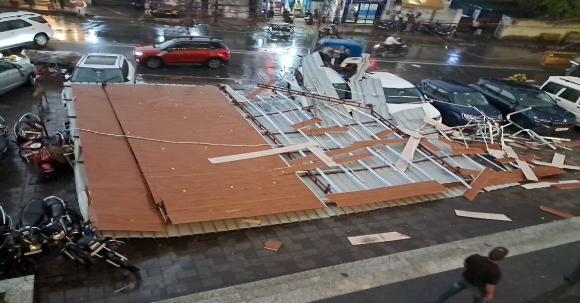 रांची में तेज हवा और झमाझम बारिश से मौसम सुहावना हुआ। तूफान में कडरू मेन रोड पर रेस्टोरेंट का रूफटॉप गिरा, कई गाड़ियां क्षतिग्रस्त, येलो अलर्ट जारी।