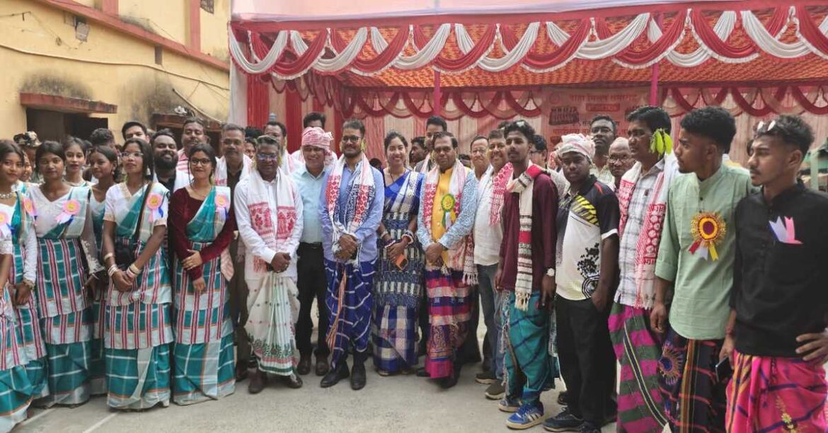 घाटशिला कॉलेज में संताली विभाग द्वारा बाहा मिलन समारोह का भव्य आयोजन हुआ। मांदर की थाप पर छात्र-छात्राओं की बड़ी भागीदारी रही, विधायक भी शामिल हुए।