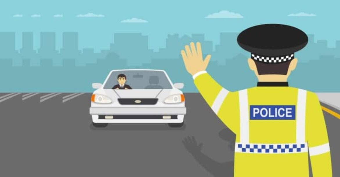 रांची में सीट बेल्ट चेकिंग के दौरान चालक ने राज्यपाल के नाम पर ट्रैफिक पुलिस को धमकी दी। दो युवक हिरासत में, एक आरोपी फरार।