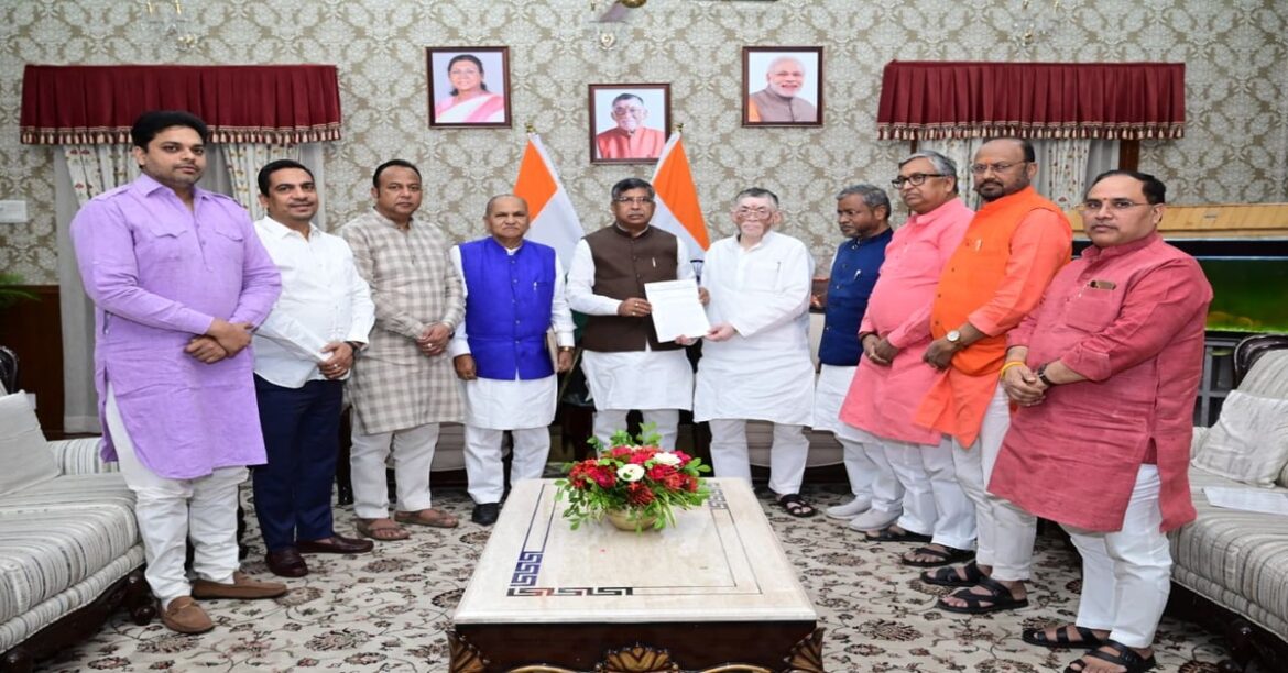 RANCHI: JSSC उत्पाद सिपाही परीक्षा पेपर लीक मामले में भाजपा ने राज्यपाल से CBI जांच की मांग की, रांची में सौंपा ज्ञापन।