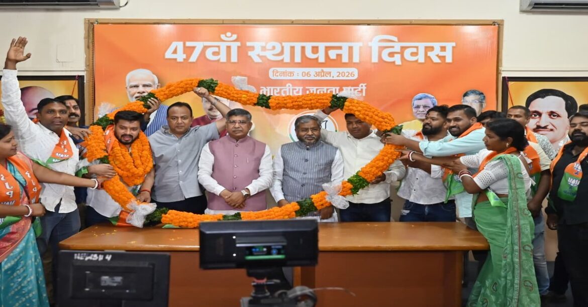 RANCHI: रांची में सुमित साहू के नेतृत्व में सैकड़ों युवाओं ने भाजपा की सदस्यता ली, नेताओं ने इसे पार्टी की मजबूती का संकेत बताया।