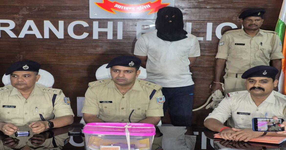 RANCHI: रांची में सेना नौकरी के नाम पर 70 लाख की ठगी करने वाला गिरोह पकड़ा गया, एक आरोपी गिरफ्तार, कई फर्जी दस्तावेज बरामद हुए।