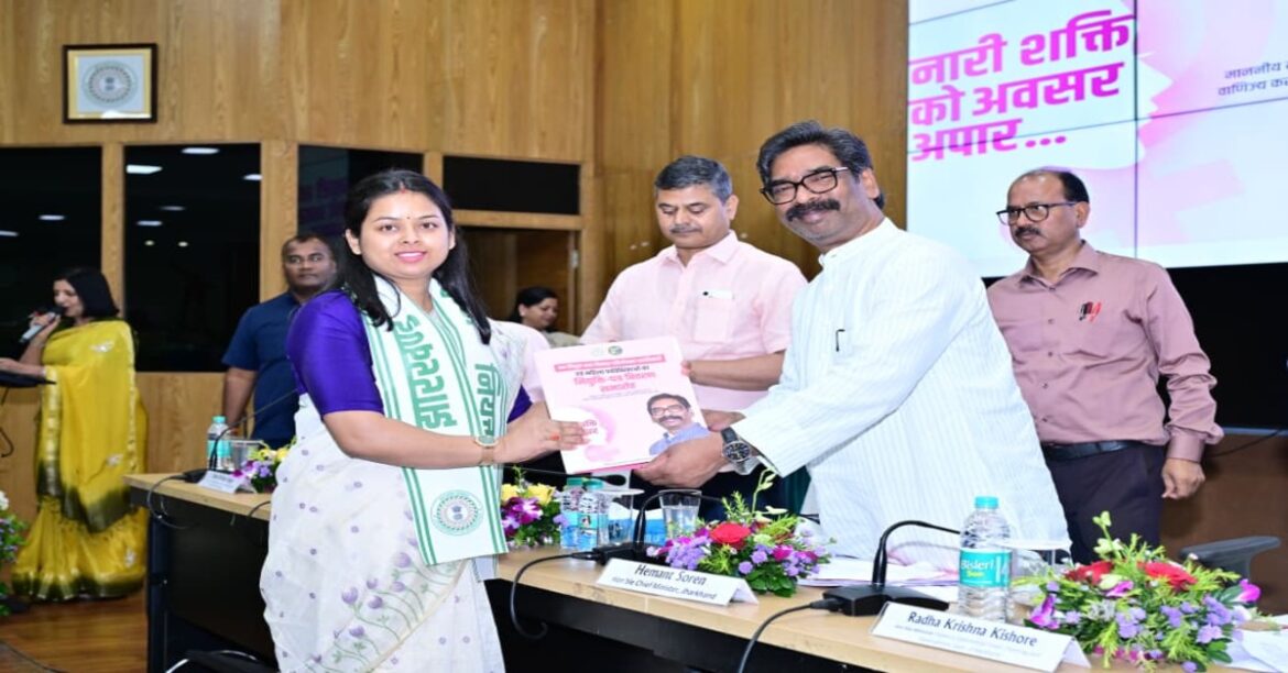 मुख्यमंत्री हेमंत सोरेन ने 62 बाल विकास पदाधिकारी व 237 महिला पर्यवेक्षिकाओं को नियुक्ति पत्र देकर महिलाओं की भागीदारी पर जोर दिया।