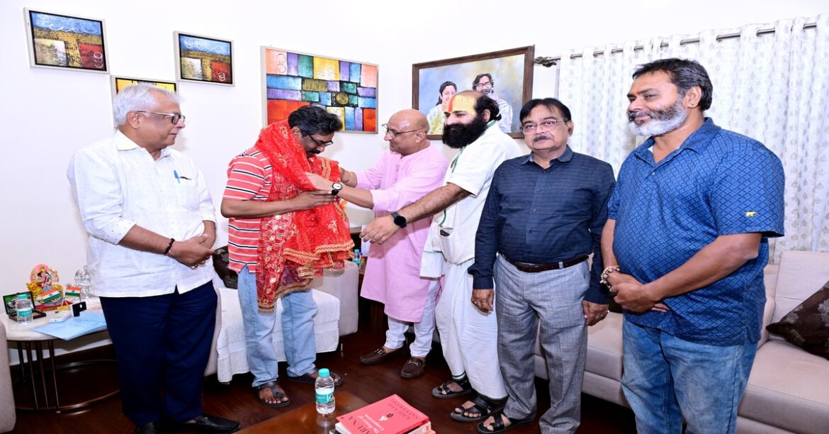 रांची के राम जानकी तपोवन मंदिर के नवनिर्माण और सौंदर्यीकरण को लेकर सीएम हेमंत सोरेन ने दिया पूरा सहयोग का आश्वासन।