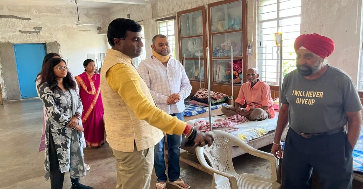 RANCHI: रांची उपायुक्त ने वृद्ध आश्रम का निरीक्षण कर बुजुर्गों की देखभाल, स्वच्छता और चिकित्सा सुविधा बेहतर करने के निर्देश दिए।