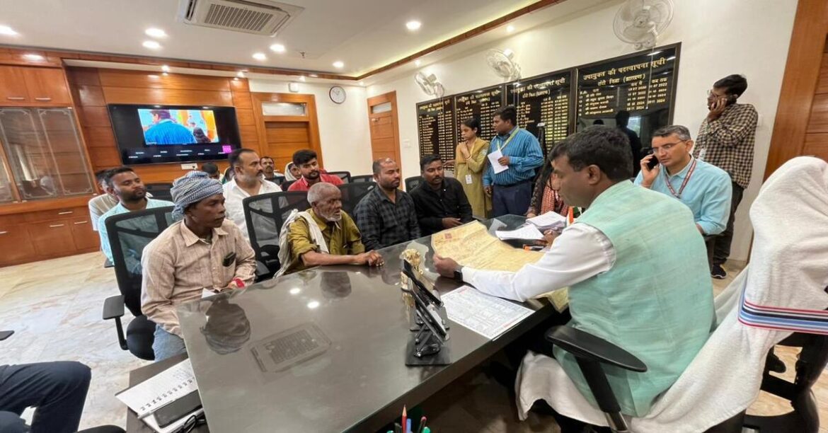 RANCHI: रांची जनता दरबार में दिव्यांग को इलेक्ट्रिक ट्राईसाइकिल मिली, जमीन विवाद सहित कई शिकायतों पर त्वरित कार्रवाई की गई।