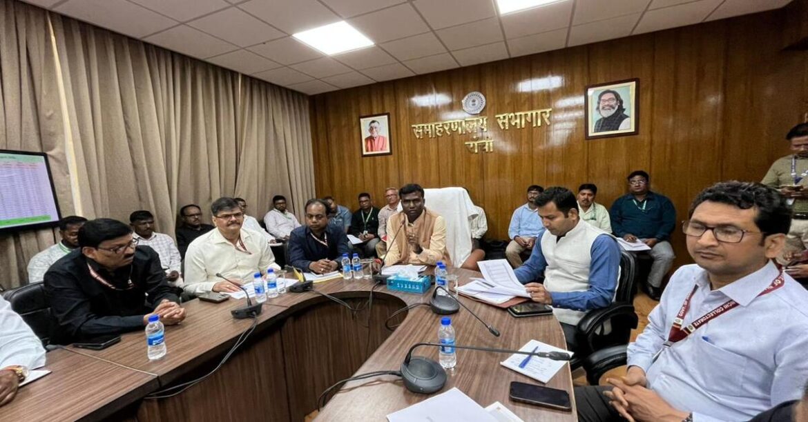 RANCHI: रांची में भू-राजस्व बैठक में उपायुक्त सख्त, म्यूटेशन मामलों की समीक्षा, कर्मचारी निलंबित, लापरवाही पर कार्रवाई की चेतावनी।