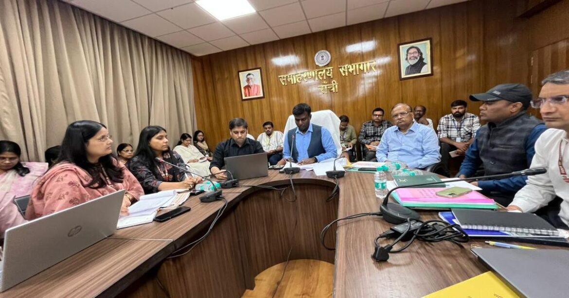 RANCHI: रांची में डीसी ने स्वास्थ्य, पोषण और शिक्षा योजनाओं की समीक्षा कर पारदर्शिता, 100% नामांकन और लाभ सुनिश्चित करने के निर्देश दिए।