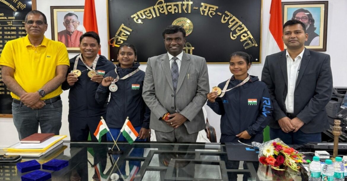 RANCHI: एशियन चैंपियनशिप में पदक जीतने वाले झारखंड के खिलाड़ियों ने रांची डीसी से मुलाकात कर सम्मान पाया, प्रशासन ने हर सहयोग का दिया आश्वासन।