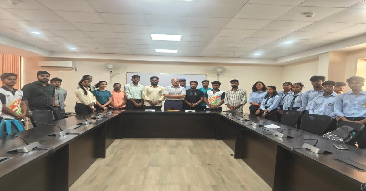 RANCHI: डीएसपीएमयू में खेल सुविधाओं की बदहाली और अनियमितताओं के खिलाफ छात्रों ने कुलपति को ज्ञापन सौंपा, सुधार की मांग तेज।