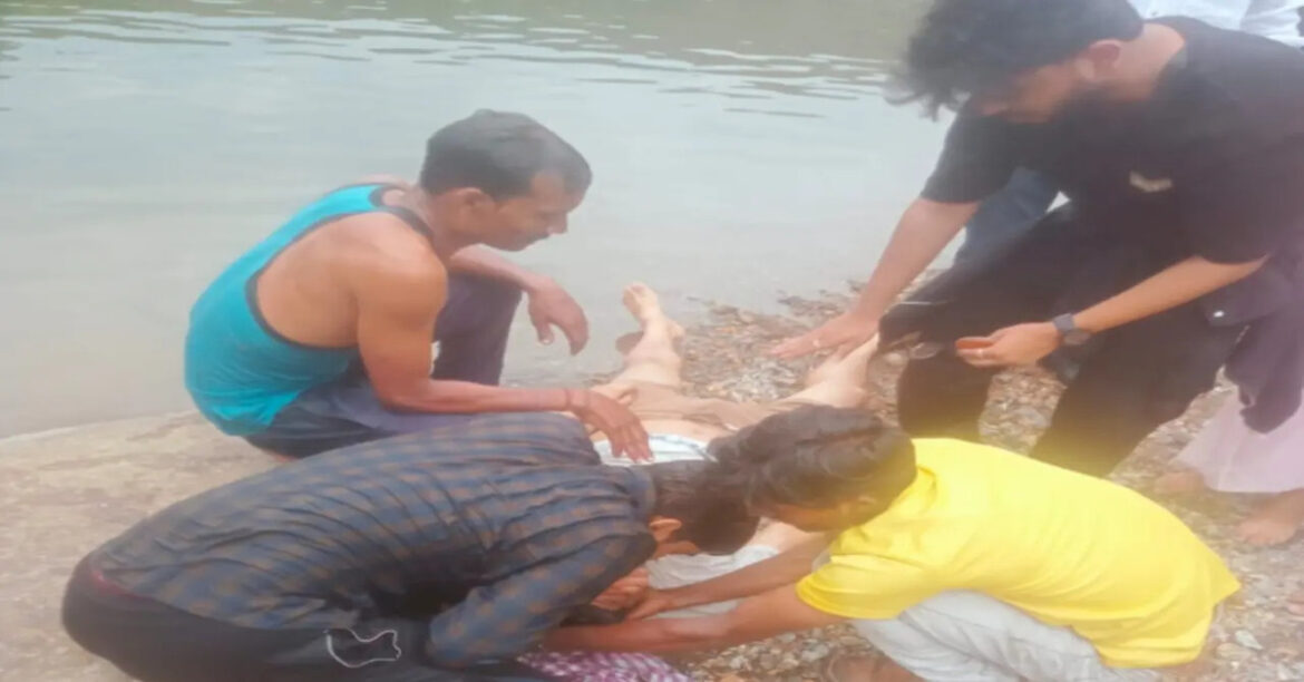 RANCHI: रांची के हुंडरू फॉल में डूबते चार छात्रों को पर्यटक मित्रों ने बहादुरी से बचाया, समय पर CPR देकर एक की जान बचाई गई।