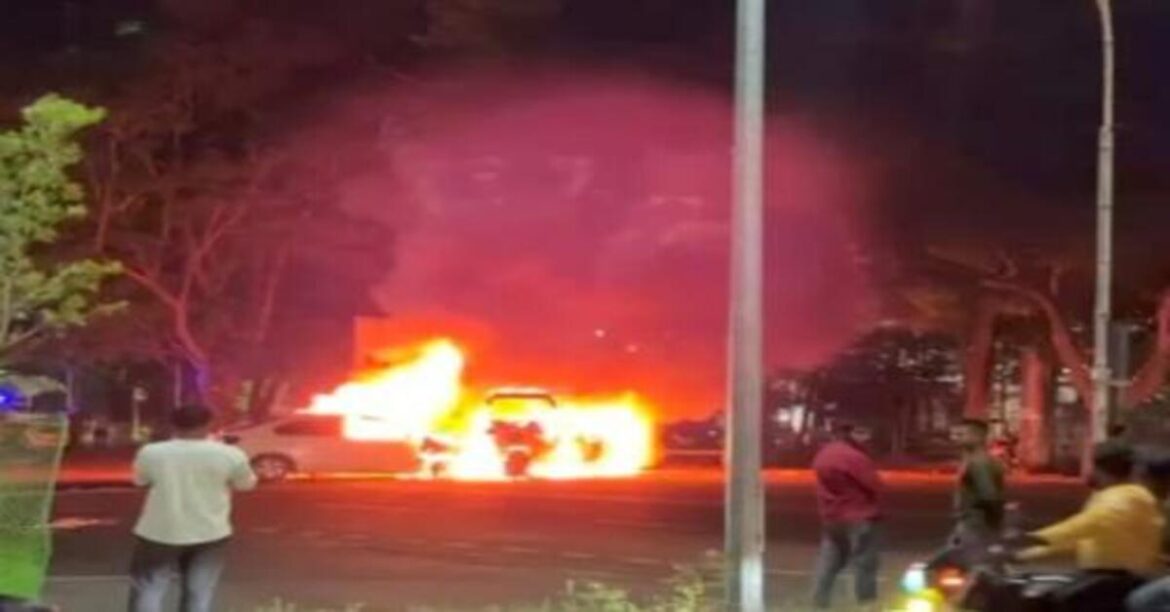 रांची हाईकोर्ट के पास कार और ऑटो की टक्कर के बाद भीषण आग लग गई। हादसे में तीन लोग घायल, पुलिस-दमकल ने बचाई जान।