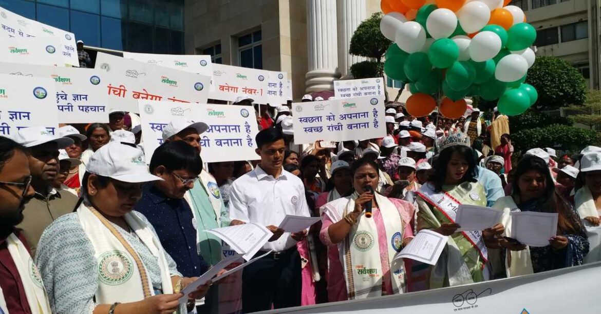 RANCHI : झारखंड की राजधानी रांची शहर को स्वच्छ और सुंदर बनाने के उद्देश्य से सोमवार को रांची नगर निगम द्वारा स्वच्छांदोलन रैली का आयोजन किया गया। रैली के माध्यम से स्वच्छता के प्रति जागरूकता फैलाने का प्रयास किया गया। इस दौरान जनप्रतिनिधियों से लेकर आम लोगों ने बढ़-चढ़कर भाग लिया। रैली में नगर आयुक्त सुशांत गौरव, मेयर रोशनी खलखो, पार्षद, निगम पदाधिकारियों, सफाई कर्मियों और कर्मचारियों की सक्रिय भागीदारी देखने को मिली। आम लोगों ने इस पहल को एक जन आंदोलन का स्वरूप दे दिया। कार्यक्रम में रांची नगर निगम की ब्रांड एंबेसडर और 'मिस यूनिवर्स झारखंड 2025' रिया तिर्की की मौजूदगी ने रैली को अलग पहचान दी। रैली नगर निगम कार्यालय से शुरू होकर कचहरी चौक, अल्बर्ट एक्का चौक होते हुए जयपाल सिंह मुंडा स्टेडियम तक पहुंची। इस दौरान प्रतिभागियों ने स्लोगन और संदेशों के जरिए लोगों को स्वच्छता के प्रति जागरूक किया। रैली से पूर्व मेयर रोशनी खलखो ने सभी को स्वच्छता की शपथ दिलाई और कहा कि शहर को साफ रखना केवल निगम प्रशासन नहीं, बल्कि हर नागरिक की जिम्मेदारी है। वहीं नगर आयुक्त सुशांत गौरव ने कहा कि रांची को स्वच्छ और सुंदर बनाने के लिए जनभागीदारी बेहद जरूरी है। रिया तिर्की ने इस पहल की सराहना करते हुए युवाओं से इस अभियान में सक्रिय रूप से जुड़ने की अपील की। उन्होंने कहा कि स्वच्छ शहर ही एक बेहतर और स्वस्थ समाज की नींव रखता है।