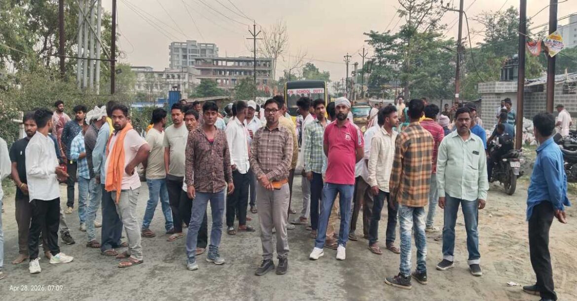 रांची के कांके में पाइपलाइन कार्य के दौरान मिट्टी धंसने से 23 वर्षीय रोहित कुमार की मौत, कंपनी की लापरवाही पर परिजनों और ग्रामीणों में आक्रोश।