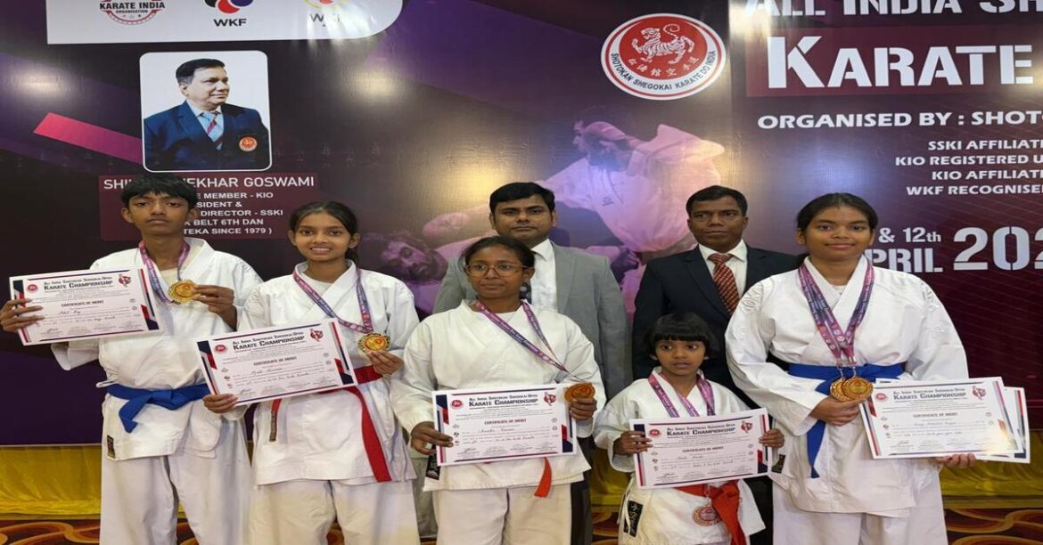 RANCHI: जमशेदपुर में आयोजित कराटे चैंपियनशिप में झारखंड ने 22 स्वर्ण पदक जीतकर ओवरऑल चैंपियन बनकर शानदार प्रदर्शन किया।