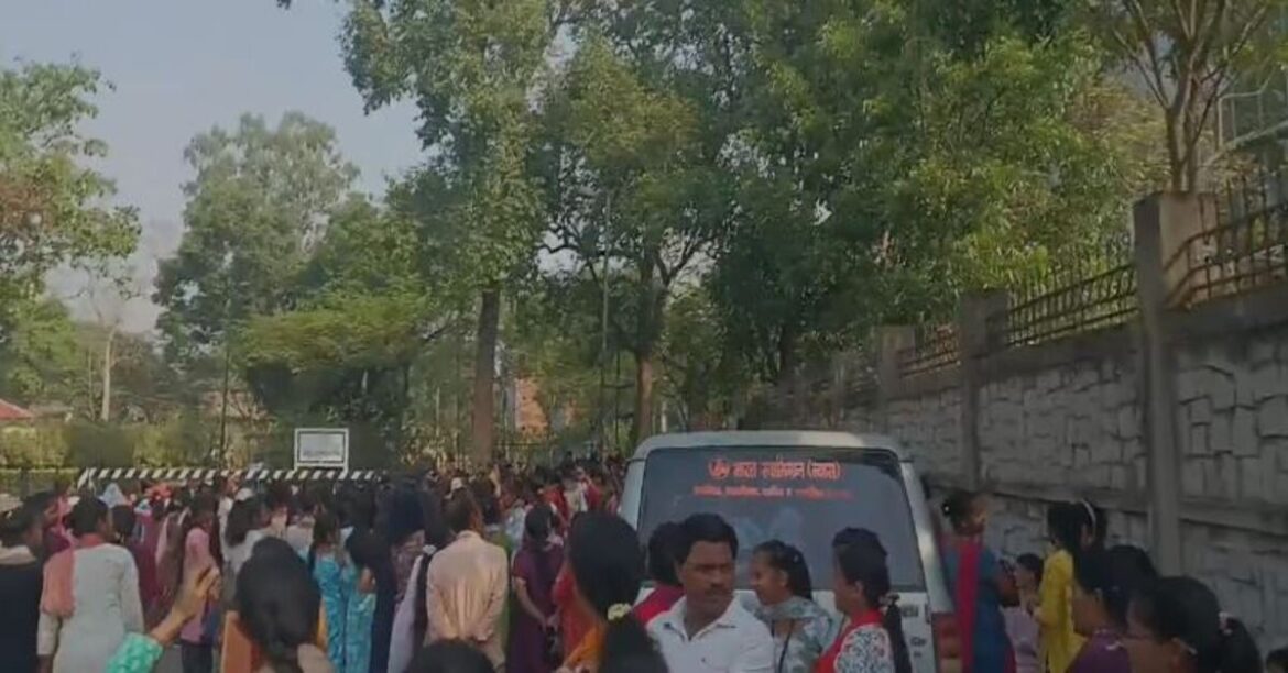 RANCHI: रांची के खेलगांव स्थित ओरिएंट क्राफ्ट में वेतन न मिलने पर महिला कर्मियों ने प्रदर्शन किया, प्रबंधन ने जल्द भुगतान का आश्वासन दिया।