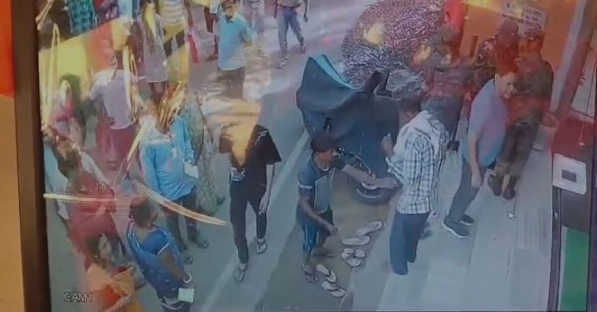 RANCHI: RIMS निदेशक पर मंदिर में साउंड बॉक्स जब्त करने और अभद्र व्यवहार करने का आरोप, विवाद सीसीटीवी में कैद।