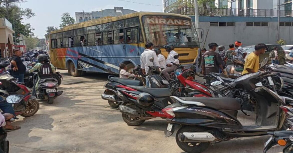 RANCHI: सदर हॉस्पिटल में बाहरी गाड़ियों की पार्किंग से जाम, शोर और प्रदूषण बढ़ा, प्रबंधन ने टेंडर पर प्राइवेट एजेंसी को ठेका दिया।