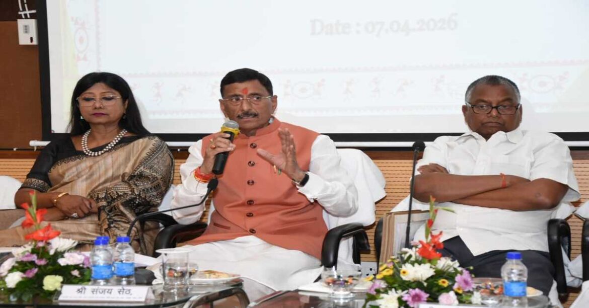 RANCHI: रांची में दिशा बैठक में संजय सेठ ने बिजली, पानी, सड़क और स्वास्थ्य सेवाओं पर समीक्षा कर अधिकारियों को त्वरित समाधान के निर्देश दिए।
