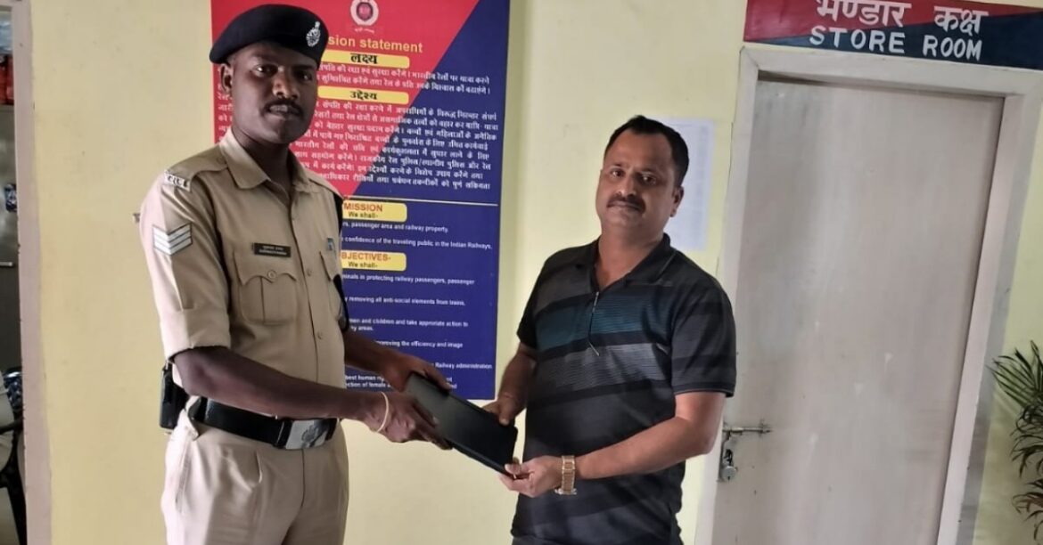 RANCHI: राजधानी एक्सप्रेस में छूटा ₹90 हजार का एप्पल टैबलेट RPF ने ढूंढकर सुरक्षित लौटाया, लोहरदगा पोस्ट की ईमानदारी की सराहना।
