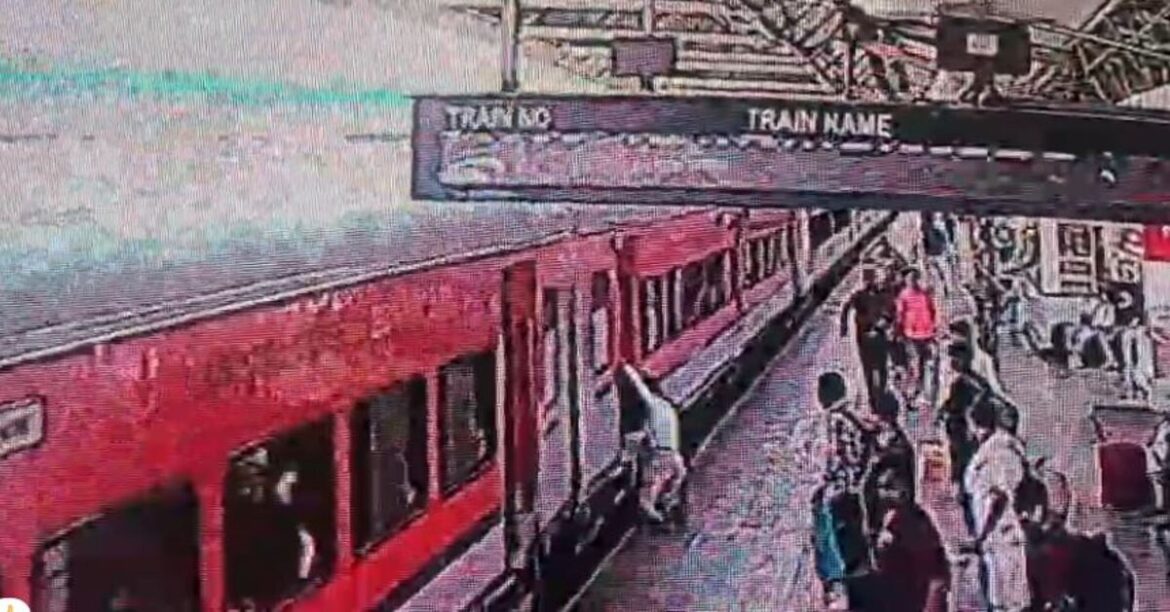 RANCHI: रांची रेलवे स्टेशन पर चलती ट्रेन में चढ़ते समय गिरे यात्री को आरपीएफ जवान ने बचाया, “ऑपरेशन जीवन रक्षा” के तहत सराहनीय कार्य।