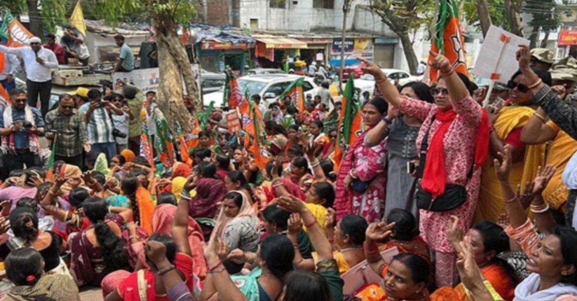 रांची में मेडिकल छात्रा दुष्कर्म मामले को लेकर भाजपा ने SSP कार्यालय का घेराव किया, पुलिस ने प्रदर्शनकारियों को रोक दिया।