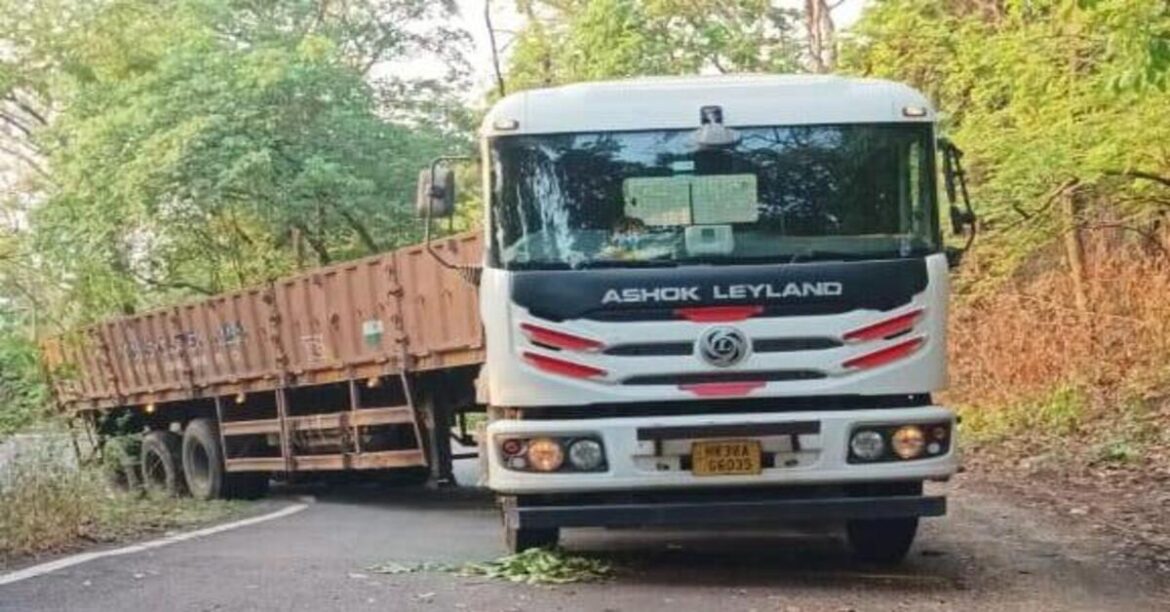Chaibasa Trailer Stuck Road Jam Traffic Disrupted