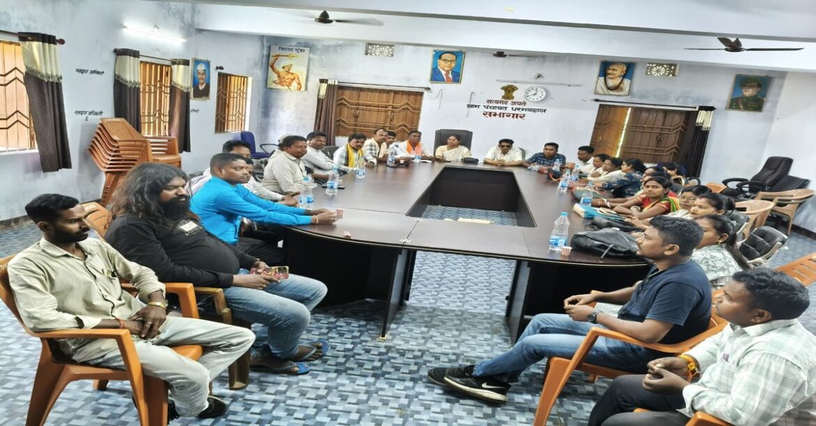 Panchayat representatives protesting against block officials in Ghatshila