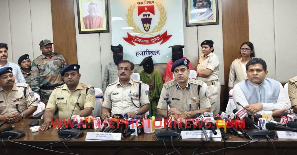 हजारीबाग के विष्णुगढ़ क्षेत्र में अंधविश्वास के चलते बच्ची की बलि मामले की जांच करती पुलिस