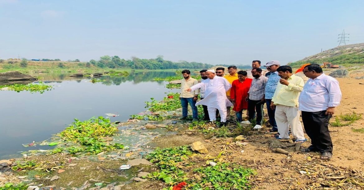 Dead fish floating in Subarnarekha River as Saryu Rai inspects pollution site