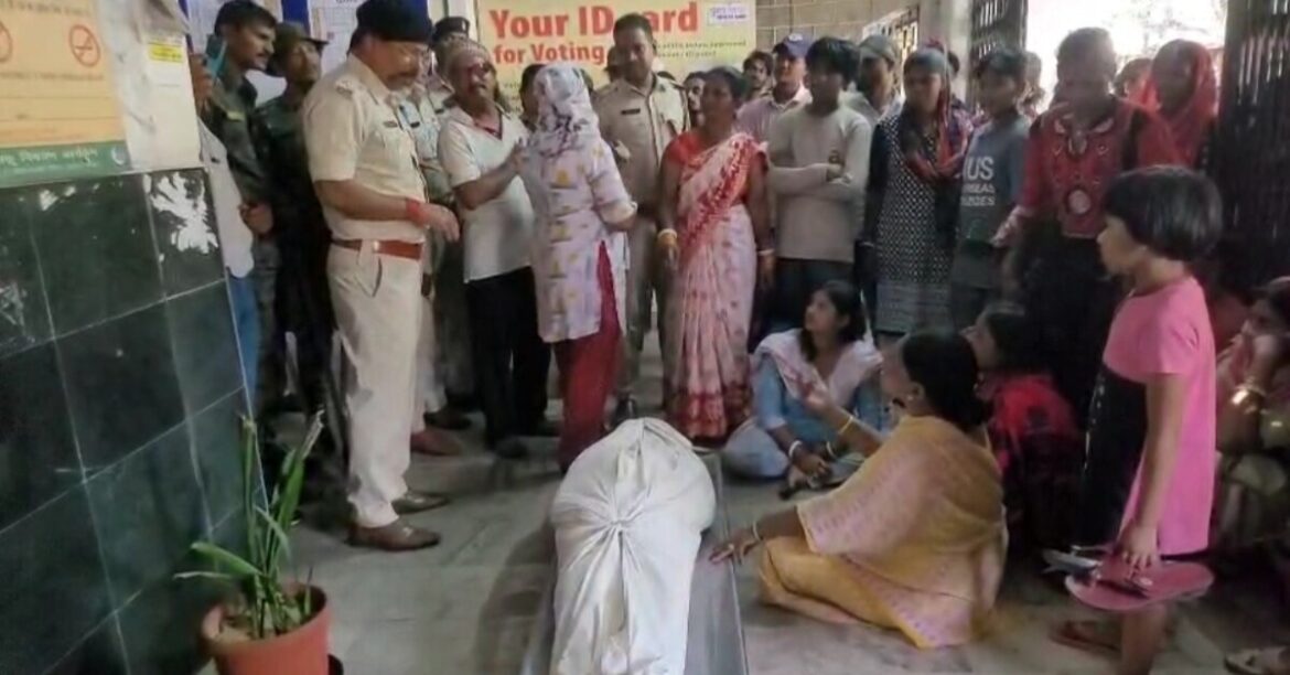 जमशेदपुर डीसी ऑफिस में शव रख कर