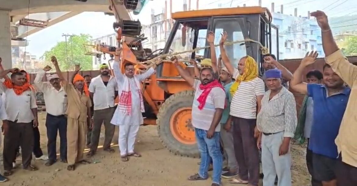 मानगो में एनएच पर बंद कराया काम,