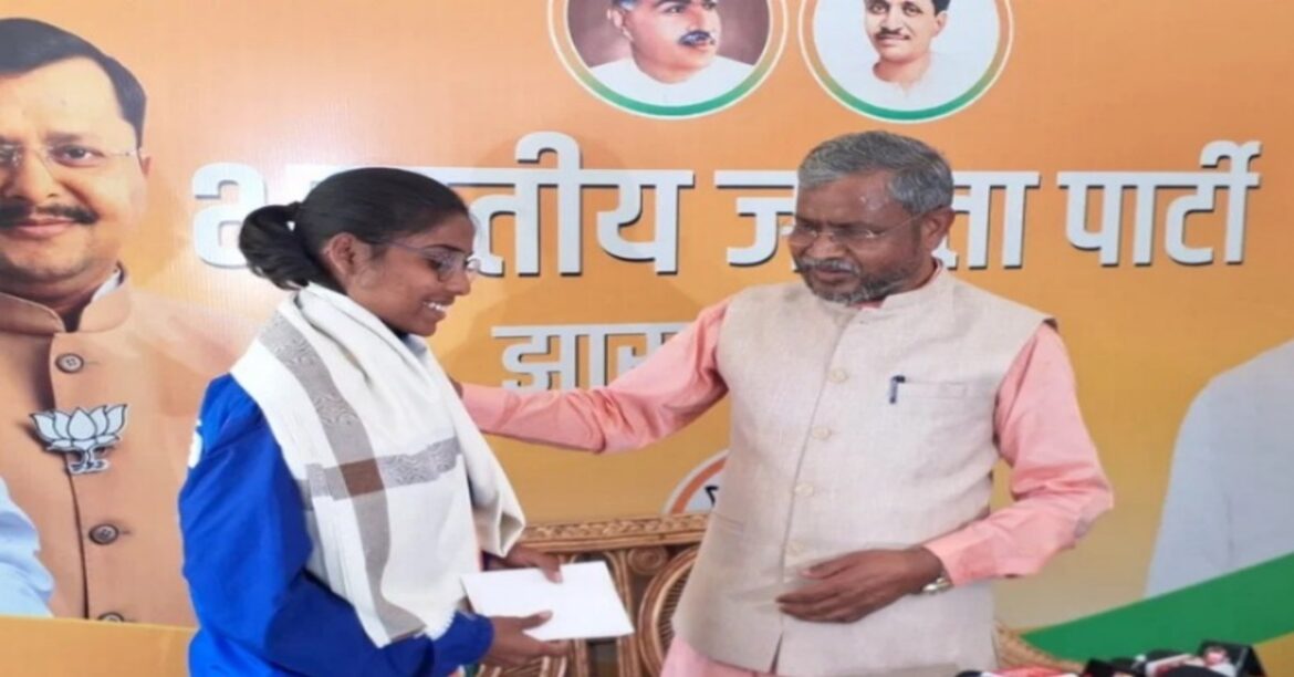 RANCHI : थाईलैंड शूटिंग चैंपियनशिप में गोल्ड जीतने वाली जामताड़ा की दिवाशी हेंब्रम को बाबूलाल मरांडी ने सम्मानित किया और मदद का भरोसा दिया।