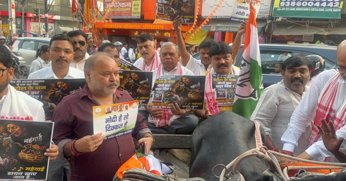 RANCHI: रांची में कांग्रेस ने पेट्रोल-डीजल मूल्य वृद्धि के खिलाफ हस्ताक्षर अभियान चलाकर केंद्र सरकार की नीतियों का विरोध किया।