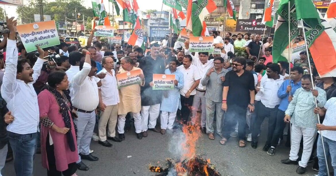 RANCHI: रांची में कांग्रेस ने महंगाई और पेट्रोल-डीजल कीमतों के खिलाफ प्रदर्शन किया, केंद्र सरकार पर जनता को राहत नहीं देने का आरोप लगाया।