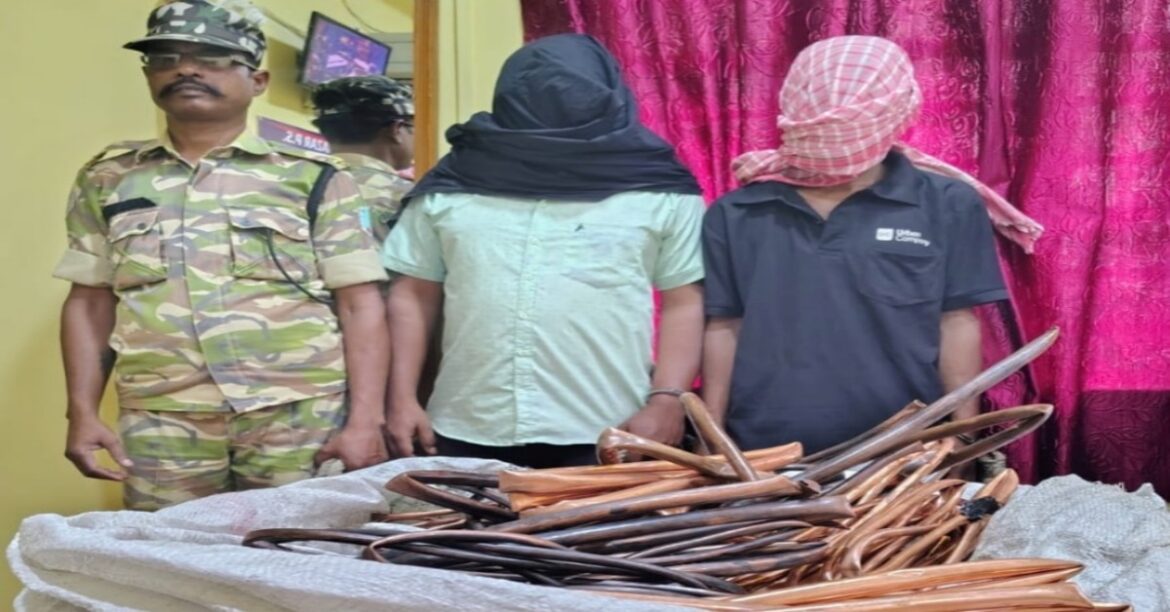 RANCHI: रांची में लोअर बाजार पुलिस ने एसी कॉपर वायर चोरी मामले का खुलासा करते हुए चोर और कबाड़ी दुकानदार को गिरफ्तार किया।