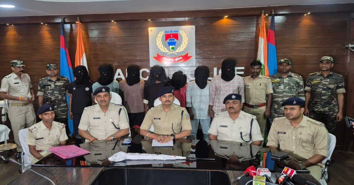 RANCHI: रांची के रातू थाना क्षेत्र में मारपीट और लाइसेंसी राइफल छिनतई मामले में पुलिस ने 24 घंटे में 7 आरोपियों को गिरफ्तार किया।