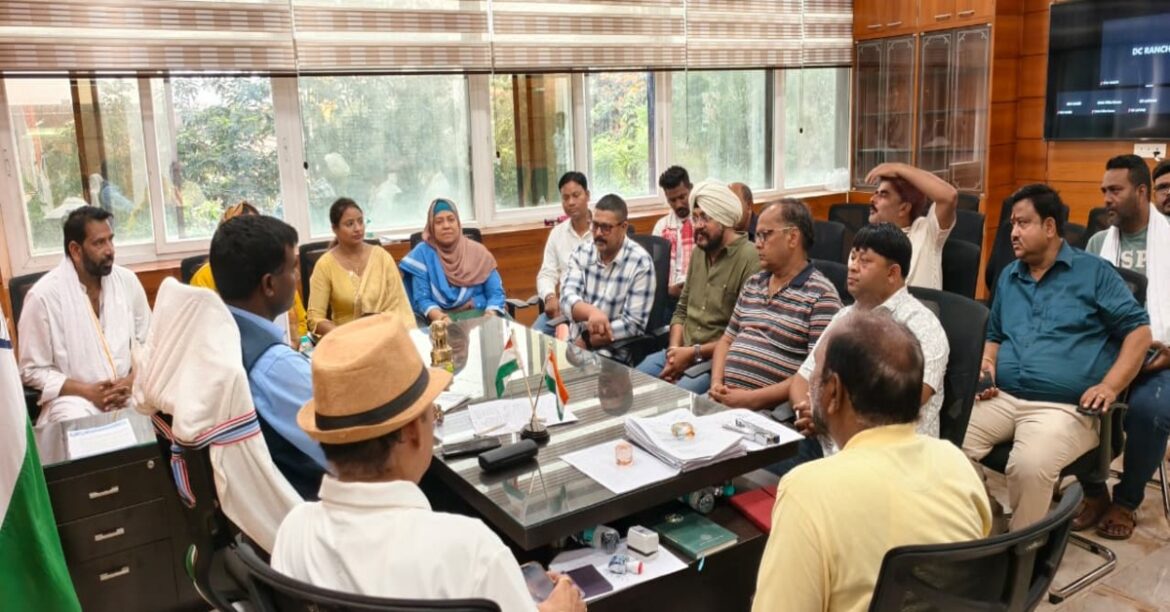 RANCHI : रांची उपायुक्त मंजूनाथ भजन्त्री ने वार्ड पार्षदों संग बैठक कर स्वच्छता, महिला सुरक्षा और योजनाओं के क्रियान्वयन पर जोर दिया।