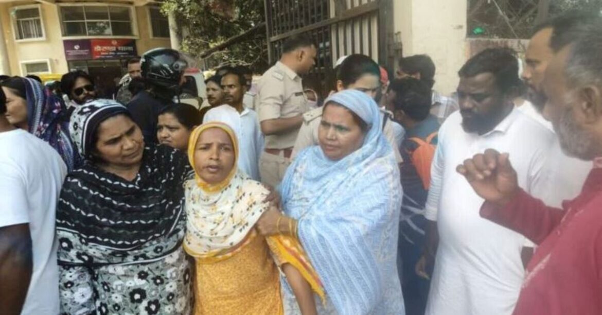 रांची के डोरंडा में मारपीट में घायल तनवीर की इलाज के दौरान मौत के बाद लोगों ने थाना घेराव कर आरोपियों की गिरफ्तारी की मांग की।