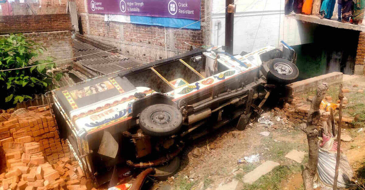 Giridih road accident NH19 car and passenger vehicle collision death