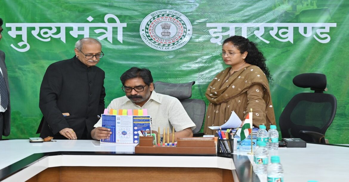 मुख्यमंत्री हेमन्त सोरेन ने जनगणना-2027 के तहत स्व-गणना पूरी कर राज्यवासियों से सक्रिय भागीदारी की अपील की, बताया प्रक्रिया का महत्व।